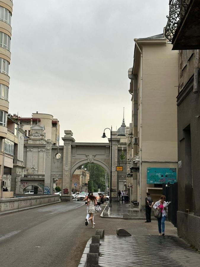 Apartment In The Center Of Tbilisi Luaran gambar